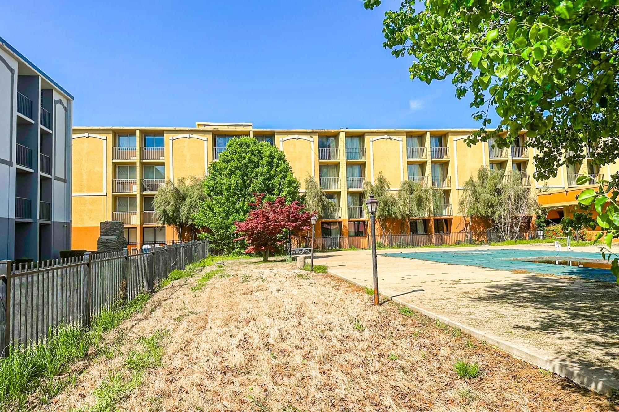 Jackson Hotel And Convention Center Exterior photo