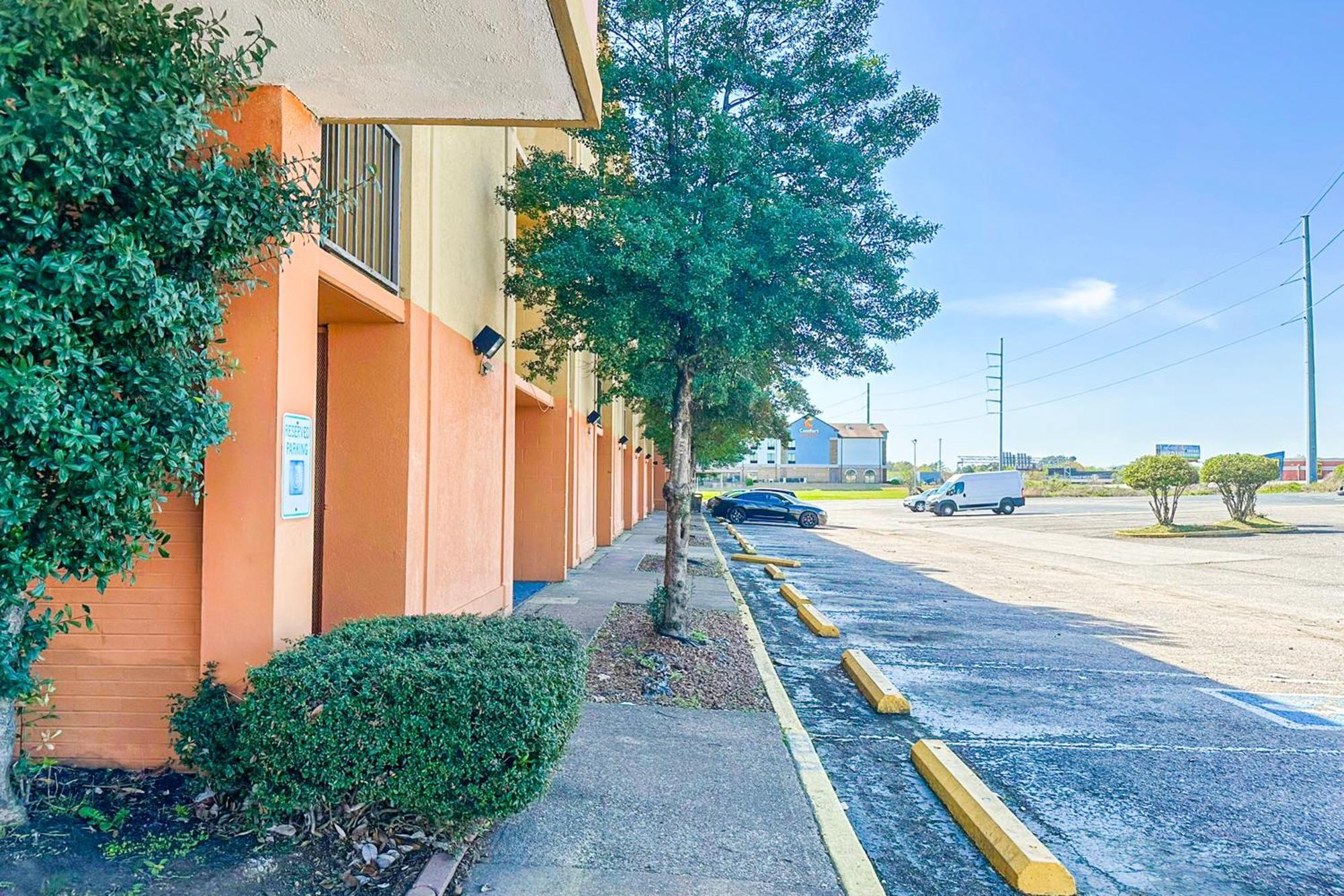 Jackson Hotel And Convention Center Exterior photo