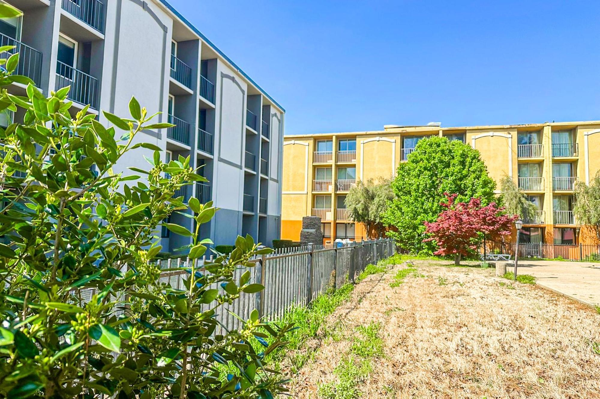 Jackson Hotel And Convention Center Exterior photo