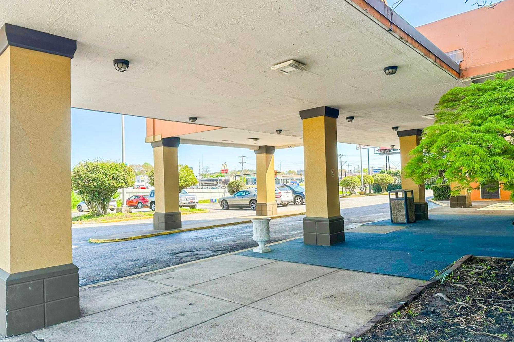 Jackson Hotel And Convention Center Exterior photo