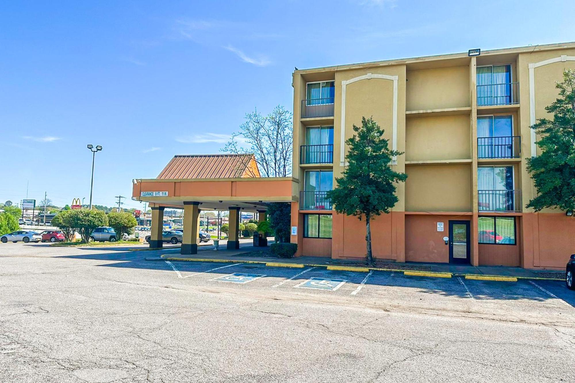 Jackson Hotel And Convention Center Exterior photo